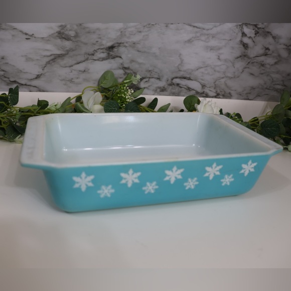 Pyrex Other - Pyrex Vintage RARE White & Turquoise Snowflakes #575-B 2 quart Space Saver